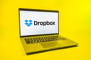 Prag, Çek Cumhuriyeti - 08 01 2025: Tek tip arka planda bir dizüstü bilgisayar Dropbox logosunu gösterir. Dropbox bulut depolama ve dosya paylaşımı için bir platformdur.