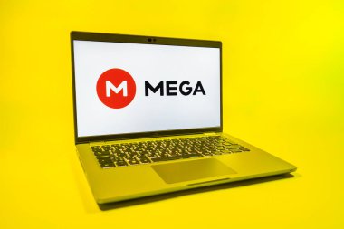Prag, Çek Cumhuriyeti - 08 01 2025: Mega logosunu gösteren bir dizüstü bilgisayar. Mega şifreli dosya paylaşımı ile bulut depolama platformu.