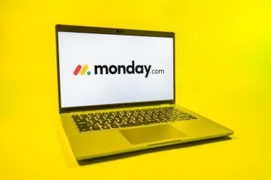 Prag, Çek Cumhuriyeti - 08 01 2025: Monday.com logosunu gösteren bir dizüstü bilgisayar. Monday.com proje yönetimi ve takım işbirliği için bir platformdur.