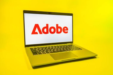 Prag, Çek Cumhuriyeti - 08 01 2025: Tek bir arkaplanda bir dizüstü bilgisayar Adobe logosunu gösterir. Adobe yaratıcı araçlar ve hizmetler sunan bir yazılım şirketidir..