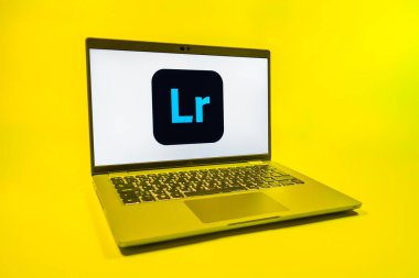Prag, Çek Cumhuriyeti - 08 01 2025: Lightroom logosunu gösteren bir dizüstü bilgisayar. Lightroom fotoğraf düzenleme ve yönetim için bir yazılımdır..