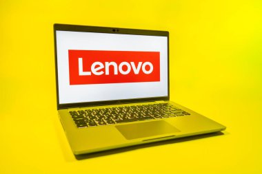 Prag, Çek Cumhuriyeti - 08 01 2025: Tek tip arkaplanda bir dizüstü bilgisayar Lenovo logosunu gösteriyor. Lenovo bilgisayar ve elektronik üreten bir teknoloji şirketidir..
