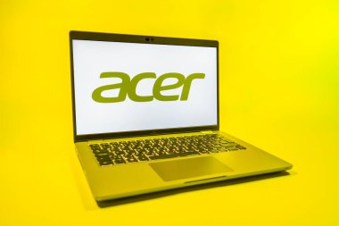 Prag, Çek Cumhuriyeti - 08 01 2025: Tek bir arkaplanda bir dizüstü bilgisayar Acer logosunu gösterir. Acer bilgisayar ve elektronik üreten bir teknoloji şirketidir..