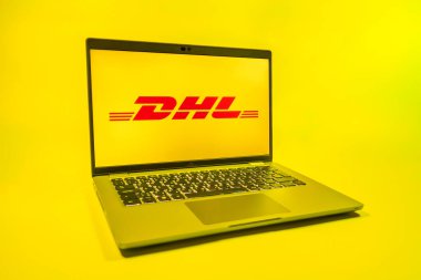 Prag, Çek Cumhuriyeti - 08 01 2025: DHL logosunu gösteren bir dizüstü bilgisayar. DHL uluslararası nakliye hizmeti sunan bir lojistik şirketidir..