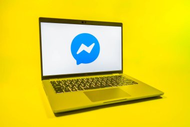 Prag, Çek Cumhuriyeti - 08 01 2025: Uniforma arka planda bir dizüstü bilgisayar Messenger logosunu gösterir. Haberci Facebook 'ta mesajlaşma ve sohbet için bir platformdur.