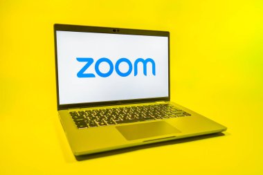 Prag, Çek Cumhuriyeti - 08 01 2025: Zoom logosunu gösteren bir dizüstü bilgisayar. Zoom video toplantıları ve çevrimiçi işbirliği için bir platform.