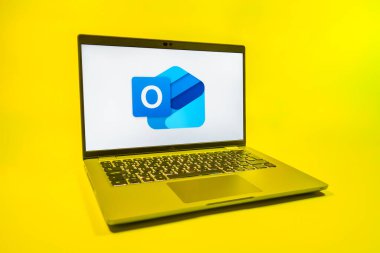 Prag, Çek Cumhuriyeti - 08 01 2025: Tek tip arkaplanda bir dizüstü bilgisayar Outlook logosunu gösterir. Outlook iletileri göndermek ve yönetmek için bir e- posta platformudur.