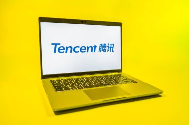 Prag, Çek Cumhuriyeti - 08 01 2025: Tek tip arkaplanda bir dizüstü bilgisayar Tencent logosunu gösterir. Tencent internet hizmetleri ve oyunlar sağlayan bir teknoloji şirketidir..
