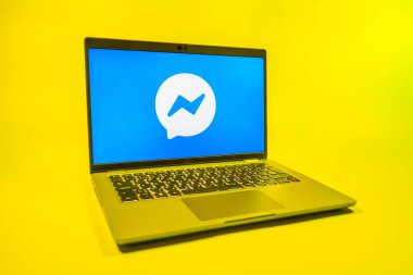 Prag, Çek Cumhuriyeti - 08 01 2025: Uniforma arka planda bir dizüstü bilgisayar Messenger logosunu gösterir. Haberci Facebook 'ta mesajlaşma ve sohbet için bir platformdur.