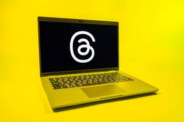 Prag, Çek Cumhuriyeti - 08 01 2025: Tek tip bir arkaplanda dizüstü bilgisayar Threads logosunu gösterir. Tartışmalar, kısa gönderileri ve güncellemeleri paylaşmak için bir sosyal medya platformudur.