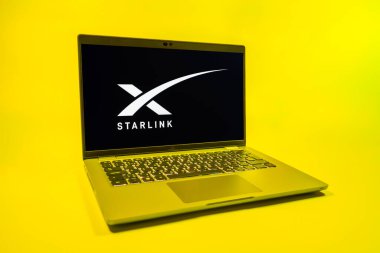 Prag, Çek Cumhuriyeti - 08 01 2025: Tek bir arkaplanda bir dizüstü bilgisayar Starlink logosunu gösterir. Starlink küresel bağlantı sağlayan bir uydu internet hizmetidir.