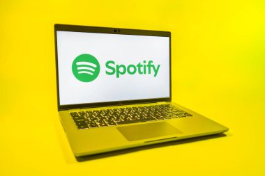 Prag, Çek Cumhuriyeti - 08 01 2025: Tek tip arkaplanda bir dizüstü bilgisayar Spotify logosunu gösterir. Spotify müzik dinlemek ve keşfetmek için bir platformdur.