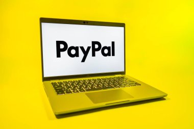 Prag, Çek Cumhuriyeti - 08 01 2025: Tek tip arka planda bir dizüstü bilgisayar PayPal logosunu gösterir. PayPal çevrimiçi ödemeler ve para transferleri için bir platformdur.