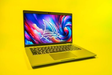 Prag, Çek Cumhuriyeti - 08 01 2025: Üniforma arka planda bir dizüstü bilgisayar Midtrip logosunu gösterir. Midtrip yapay zeka ürünü resimler ve sanat için bir platformdur..