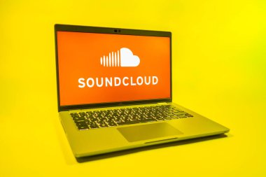 Prag, Çek Cumhuriyeti - 08 01 2025: Arka planda bulunan bir dizüstü bilgisayarda SoundCloud logosu görülüyor. SoundCloud müzik paylaşımı ve yayını için bir platformdur..