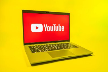Prag, Çek Cumhuriyeti - 08 01 2025: Üniforma arka planda bir dizüstü bilgisayar Youtube logosunu gösterir. Youtube dünya çapında videoları izlemek ve paylaşmak için bir platform.
