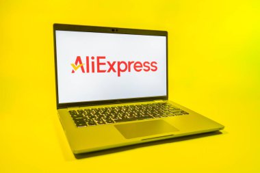 Prag, Çek Cumhuriyeti - 08 01 2025: Tek tip bir arkaplanda bir dizüstü bilgisayar AliExpress logosunu gösterir. AliExpress, küresel çapta bir alışveriş ürünleri çevrimiçi pazarıdır..
