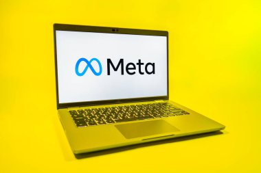 Prag, Çek Cumhuriyeti - 08 01 2025: Tek tip arkaplanda bir dizüstü bilgisayar Meta logosunu gösterir. Meta, Facebook ve Instagram gibi sosyal platformlar sunan bir şirket..