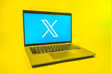 Prag, Çek Cumhuriyeti - 08 01 2025: Tek tip arka planda bir dizüstü bilgisayar X logosunu gösterir. X, kısa gönderileri ve güncellemeleri paylaşmak için bir platformdur.