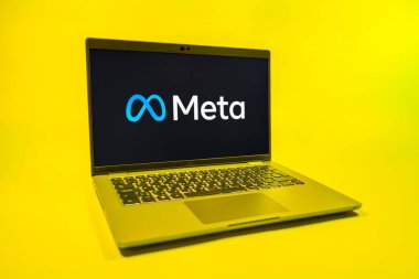 Prag, Çek Cumhuriyeti - 08 01 2025: Tek tip arkaplanda bir dizüstü bilgisayar Meta logosunu gösterir. Meta, Facebook ve Instagram gibi sosyal platformlar sunan bir şirket..