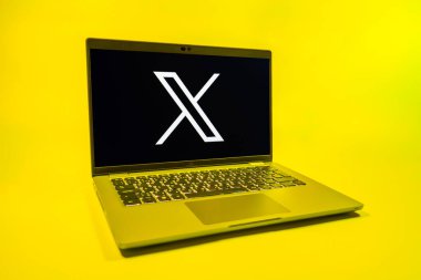 Prag, Çek Cumhuriyeti - 08 01 2025: Tek tip arka planda bir dizüstü bilgisayar X logosunu gösterir. X, kısa gönderileri ve güncellemeleri paylaşmak için bir platformdur.