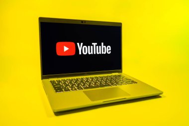 Prag, Çek Cumhuriyeti - 08 01 2025: Üniforma arka planda bir dizüstü bilgisayar Youtube logosunu gösterir. Youtube dünya çapında videoları izlemek ve paylaşmak için bir platform.