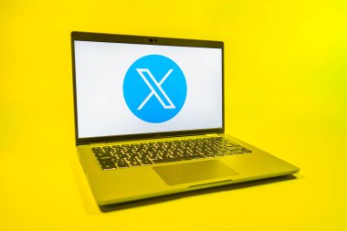 Prag, Çek Cumhuriyeti - 08 01 2025: Tek tip arka planda bir dizüstü bilgisayar X logosunu gösterir. X, kısa gönderileri ve güncellemeleri paylaşmak için bir platformdur.