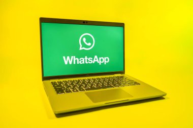 Prag, Çek Cumhuriyeti - 08 01 2025: Uniforma arka planda bir dizüstü bilgisayar WhatsApp logosunu gösterir. WhatsApp mesaj, çağrı ve medya göndermek için bir uygulamadır.