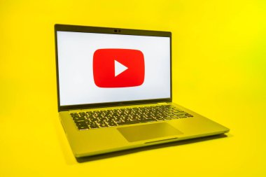 Prag, Çek Cumhuriyeti - 08 01 2025: Üniforma arka planda bir dizüstü bilgisayar Youtube logosunu gösterir. Youtube dünya çapında videoları izlemek ve paylaşmak için bir platform.