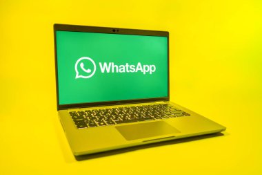 Prag, Çek Cumhuriyeti - 08 01 2025: Uniforma arka planda bir dizüstü bilgisayar WhatsApp logosunu gösterir. WhatsApp mesaj, çağrı ve medya göndermek için bir uygulamadır.