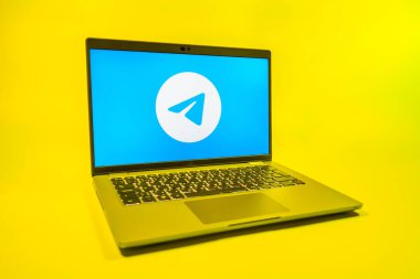 Prag, Çek Cumhuriyeti - 08 01 2025: Tek tip arkaplanda bir dizüstü bilgisayar Telegram logosunu gösterir. Telgraf hızlı ve güvenli iletiler için bir uygulamadır.