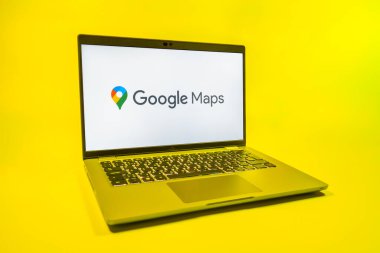 Prag, Çek Cumhuriyeti - 08 01 2025: Google Maps logosunu gösteren bir dizüstü bilgisayar. Google Maps haritalar, navigasyon ve konum hizmetleri için bir platformdur.