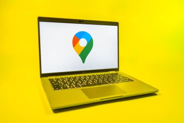 Prag, Çek Cumhuriyeti - 08 01 2025: Google Maps logosunu gösteren bir dizüstü bilgisayar. Google Maps haritalar, navigasyon ve konum hizmetleri için bir platformdur.