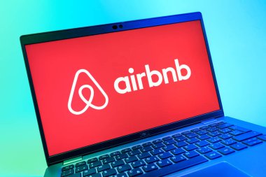 Prag, Çek Cumhuriyeti - 08 01 2025: Airbnb logosunu gösteren dizüstü bilgisayarın yakın görüntüsü. Airbnb dünya çapında kısa vadeli konaklama için bir platformdur..