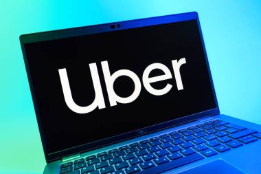 Prag, Çek Cumhuriyeti - 08 01 2025: Uber logosunu gösteren dizüstü bilgisayarın yakın görüntüsü. Uber ulaşım ve dağıtım hizmetleri için bir gezinti selamlama uygulaması.