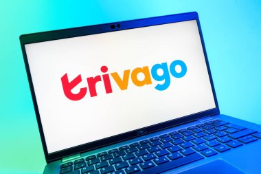 Prag, Çek Cumhuriyeti - 08 01 2025: Trivago logosunu gösteren dizüstü bilgisayarın yakın görüntüsü. Trivago otel fiyatlarını ve anlaşmaları karşılaştırmak için bir platform..