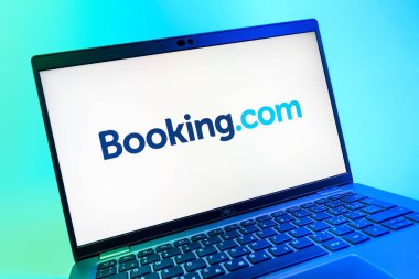 Prag, Çek Cumhuriyeti - 08 01 2025: Booking.com logosunu gösteren dizüstü bilgisayarın yakın görüntüsü. Rezervasyon, otel bulmak ve rezervasyon yaptırmak için bir platformdur..