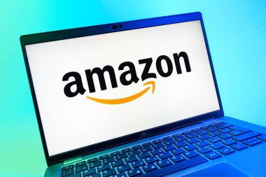 Prag, Çek Cumhuriyeti - 08 01 2025: Amazon logosunu gösteren dizüstü bilgisayarın yakın görüntüsü. Amazon, alışveriş ürünleri ve hizmetleri için çevrimiçi bir platformdur..