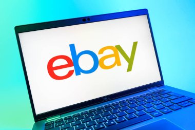 Prag, Çek Cumhuriyeti - 08 01 2025: ebay logosunu gösteren dizüstü bilgisayarın yakın görüntüsü. eBay, mal alıp satmak için çevrimiçi bir pazardır..