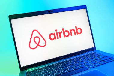 Prag, Çek Cumhuriyeti - 08 01 2025: Airbnb logosunu gösteren dizüstü bilgisayarın yakın görüntüsü. Airbnb dünya çapında kısa vadeli konaklama için bir platformdur..