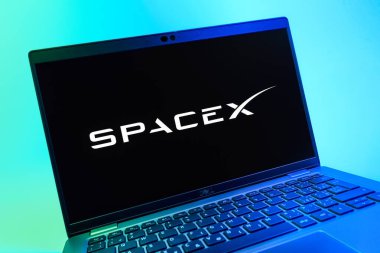 Prag, Çek Cumhuriyeti - 08 01 2025: SpaceX logosunu gösteren dizüstü bilgisayarın yakın görüntüsü. SpaceX uzay keşfi ve roket fırlatmaları için özel bir şirkettir..