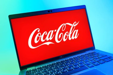 Prag, Çek Cumhuriyeti - 08 01 2025: Coca-Cola logosunu gösteren dizüstü bilgisayarın yakın görüntüsü. Coca-Cola meşrubatlarıyla tanınan bir içecek şirketidir..