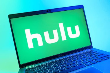 Prag, Çek Cumhuriyeti - 08 01 2025: Hulu logosunu gösteren dizüstü bilgisayarın yakın görüntüsü. Hulu TV şovları, filmler ve canlı TV için bir yayın platformu..