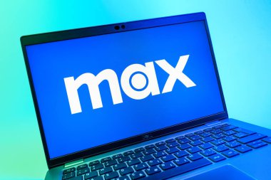 Prag, Çek Cumhuriyeti - 08 01 2025: Max logosunu gösteren dizüstü bilgisayarın yakın görüntüsü. Max, filmler, TV programları ve özgün içerikler için bir yayın platformudur..