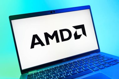 Prag, Çek Cumhuriyeti - 08 01 2025: AMD logosunu gösteren dizüstü bilgisayarın yakın görüntüsü. AMD, işlemci ve işlemci üreten yarı iletken bir şirkettir..