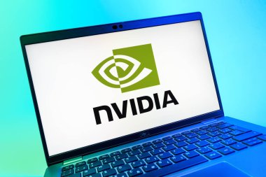 Prag, Çek Cumhuriyeti - 08 01 2025: NVIDIA logosunu gösteren dizüstü bilgisayarın yakın görüntüsü. NVIDIA, GPU ve yapay zeka donanımı alanında uzmanlaşmış bir teknoloji şirketidir..