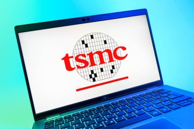 Prag, Çek Cumhuriyeti - 08 01 2025: TSMC logosunu gösteren dizüstü bilgisayarın yakın görüntüsü. TSMC, teknoloji şirketleri için yarı iletken dökümhane üretim çipleri..