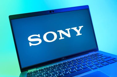 Prag, Çek Cumhuriyeti - 08 01 2025: Sony logosunu gösteren dizüstü bilgisayarın yakın görüntüsü. Sony elektronik, oyun ve eğlence üreten bir teknoloji şirketidir..