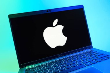 Prag, Çek Cumhuriyeti - 08 01 2025: Apple logosunu gösteren dizüstü bilgisayarın yakın görüntüsü. Apple iPhone, bilgisayar ve hizmet üreten bir teknoloji şirketidir..