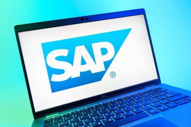 Prag, Çek Cumhuriyeti - 08 01 2025: SAP logosunu gösteren dizüstü bilgisayarın yakın görüntüsü. SAP, şirket uygulamaları ve çözümleri sağlayan bir yazılım şirketidir..